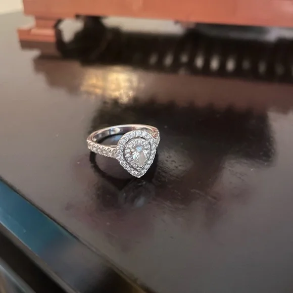 Elegant Silver Teardrop Ring - Picture 5 of 5